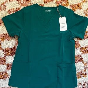 Mandala 6 pocket scrub top hunter green NWT